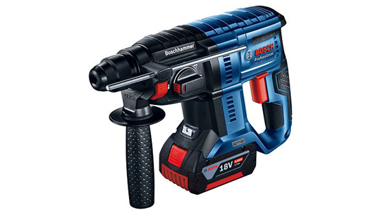 مثقاب لاسلكي أزرق من بوش بروفيشينال مع مقبض وبطارية.