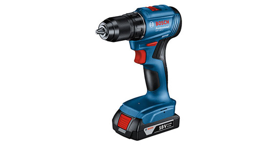 Modrá akumulátorová vrtačka Bosch Professional s černým sklíčidlem.