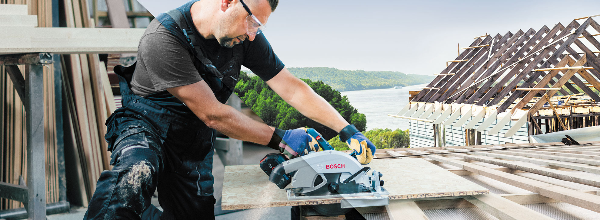 عامل يستخدم منشار دائري من بوش على هيكل خشبي.