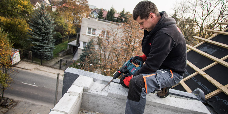 Rzemieślnik używa wiertarki Bosch Professional na dachu.