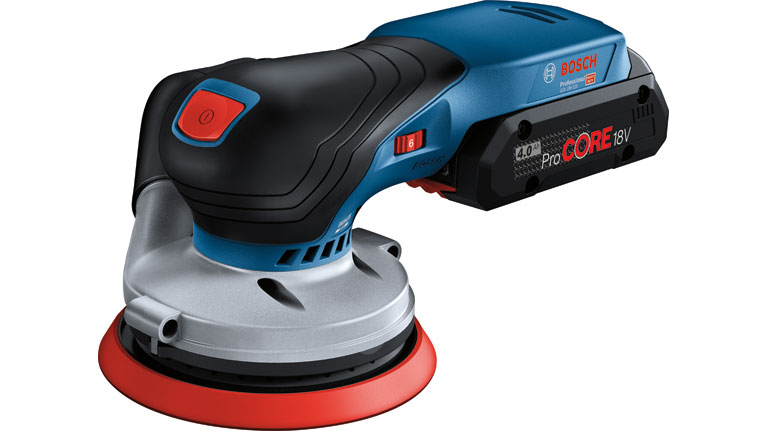 Modrý excentrický brusný stroj Bosch Professional s červeným brusným podložím.