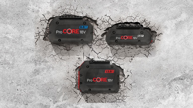 Tři baterie Bosch Professional ProCORE 18V na prasklém betonu.