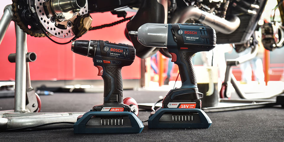 Dva nástroje Bosch Professional stojí na tmavém pozadí.