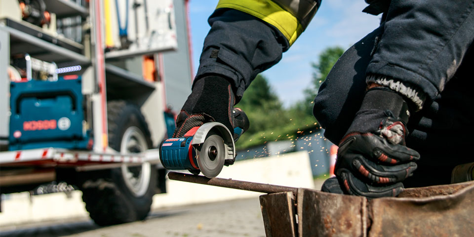 Szlifierka kątowa Bosch Professional tnie metal, iskry lecą.