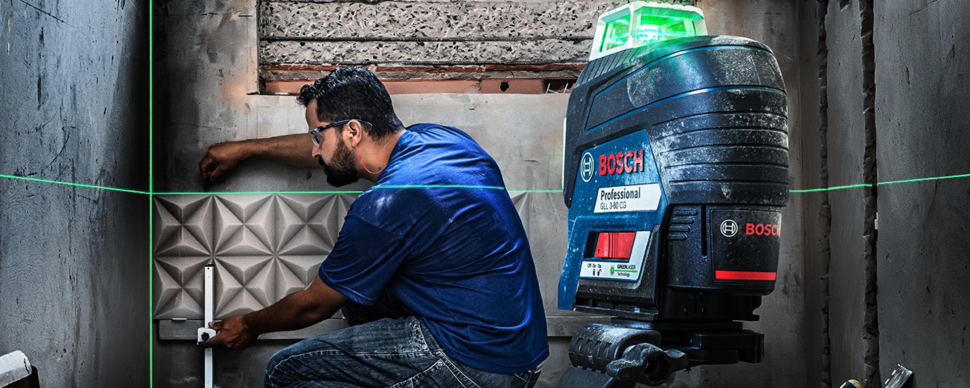 Um homem está instalando azulejos com um dispositivo a laser Bosch Professional.