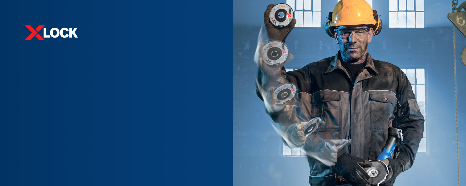 Um homem vestido de trabalho segura discos X-Lock na mão.