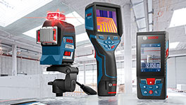 Tres dispositivos de medición Bosch Professional están sobre una mesa en una habitación.