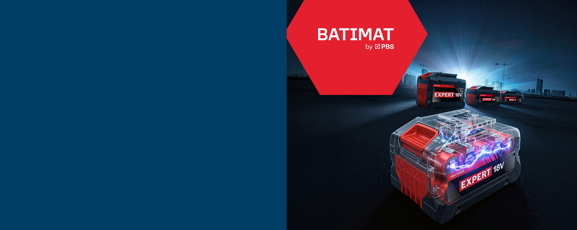 Une boîte à outils transparente de BATIMAT avec un couvercle rouge, entourée de deux autres boîtes à outils, devant un fond sombre.