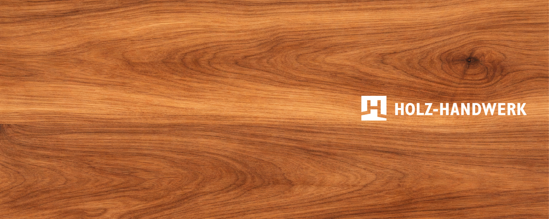 Holzoberfläche mit feiner Maserung in warmen Brauntönen, Logo "HOLZ-HANDWERK" in Weiß.