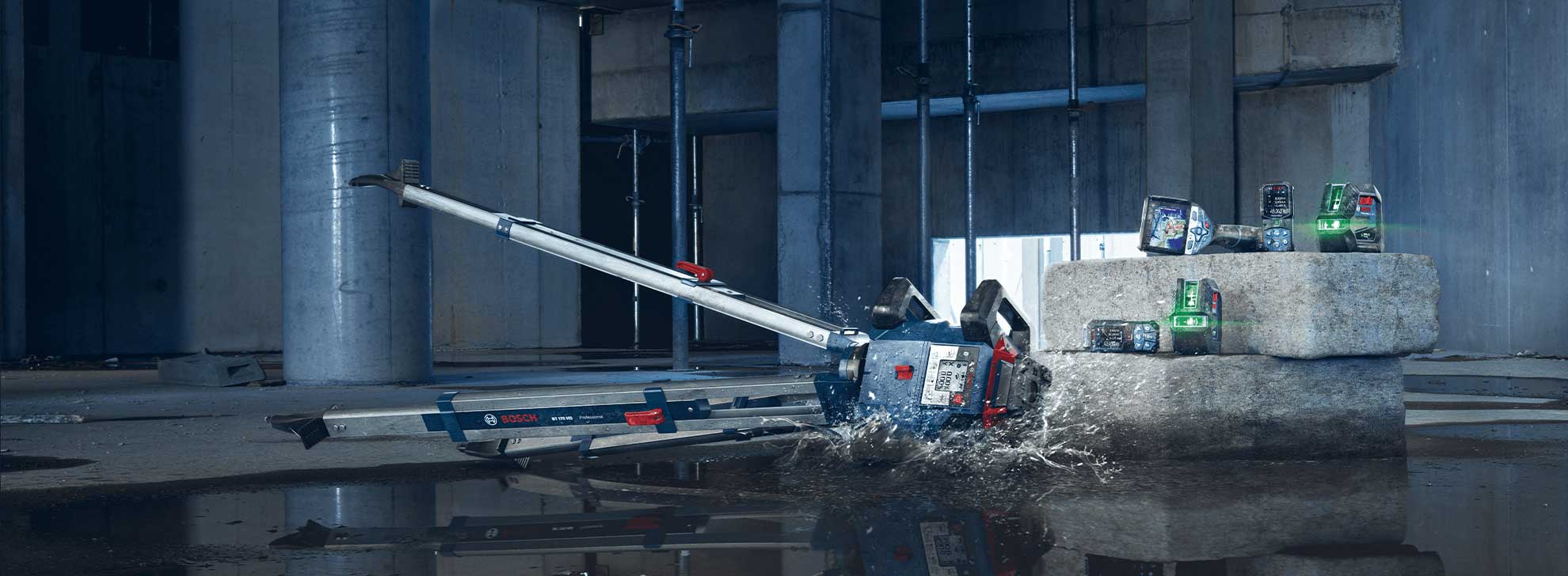 Επαγγελματικό εργαλείο Bosch σε μια πέτρα σε εργοτάξιο, υγνές συνθήκες.
