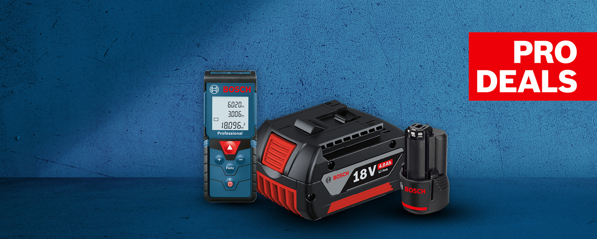 Лазерний вимірювач відстані Bosch Professional та акумулятор на синій поверхні.