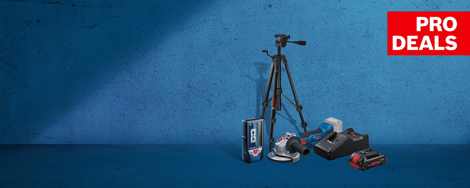 Su uno sfondo blu ci sono vari strumenti manuali: un treppiede, un dispositivo laser, una levigatrice, una batteria e un beccuccio per aspirapolvere.