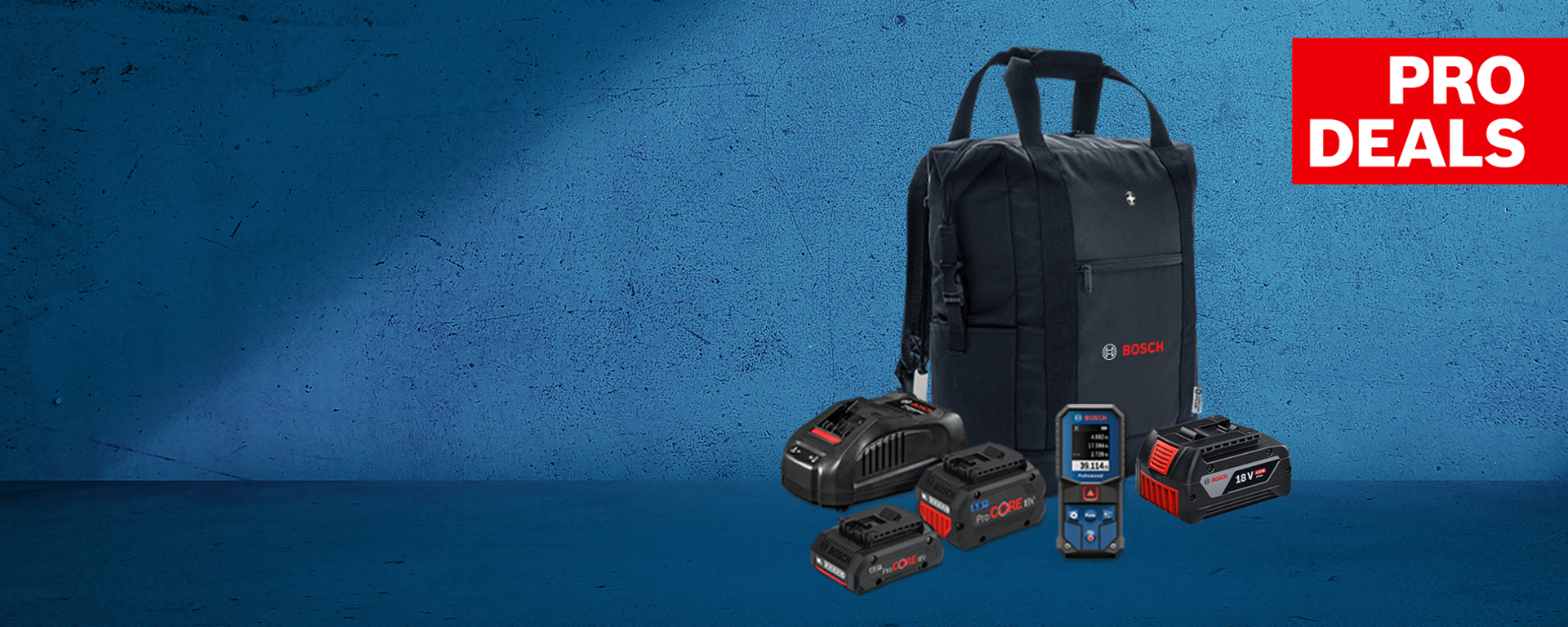 En sort Bosch Professional rygsæk står på en blå baggrund, omgivet af fire batterier og et måleinstrument.