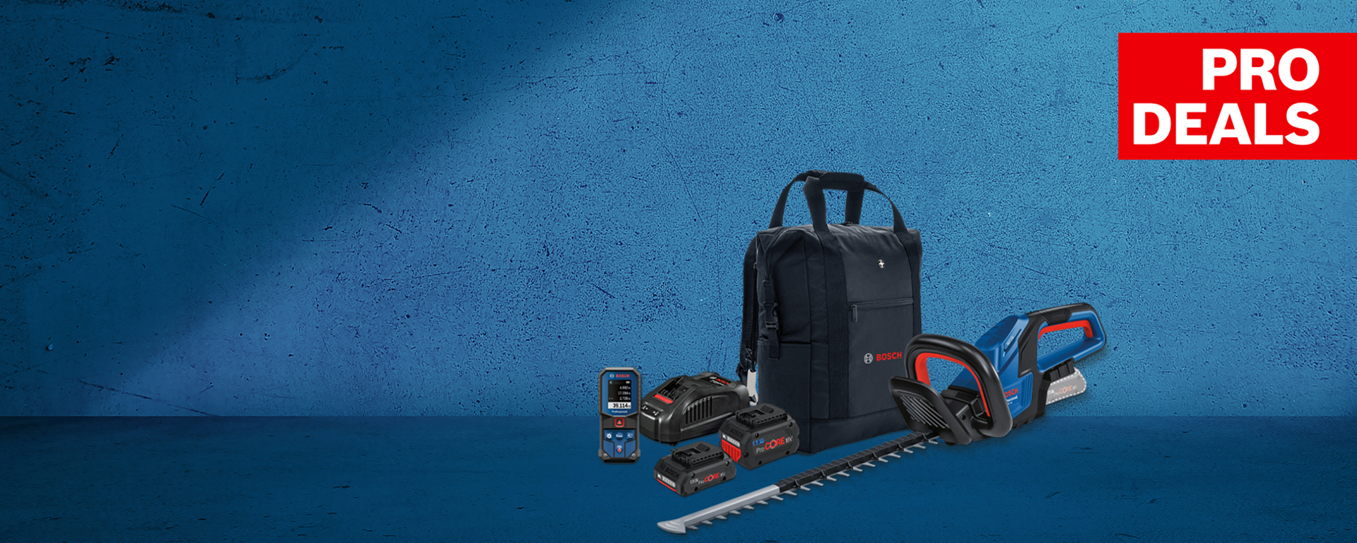 Ein schwarzer Rucksack von Bosch Professional steht auf einem blauen Hintergrund, umgeben von Werkzeugen: einer Akku-Heckenschere, zwei Akkus, einem Laserentfernungsmesser und einem langen Messer. Rechts oben befindet sich ein rotes "PRO DEALS"-Banner.