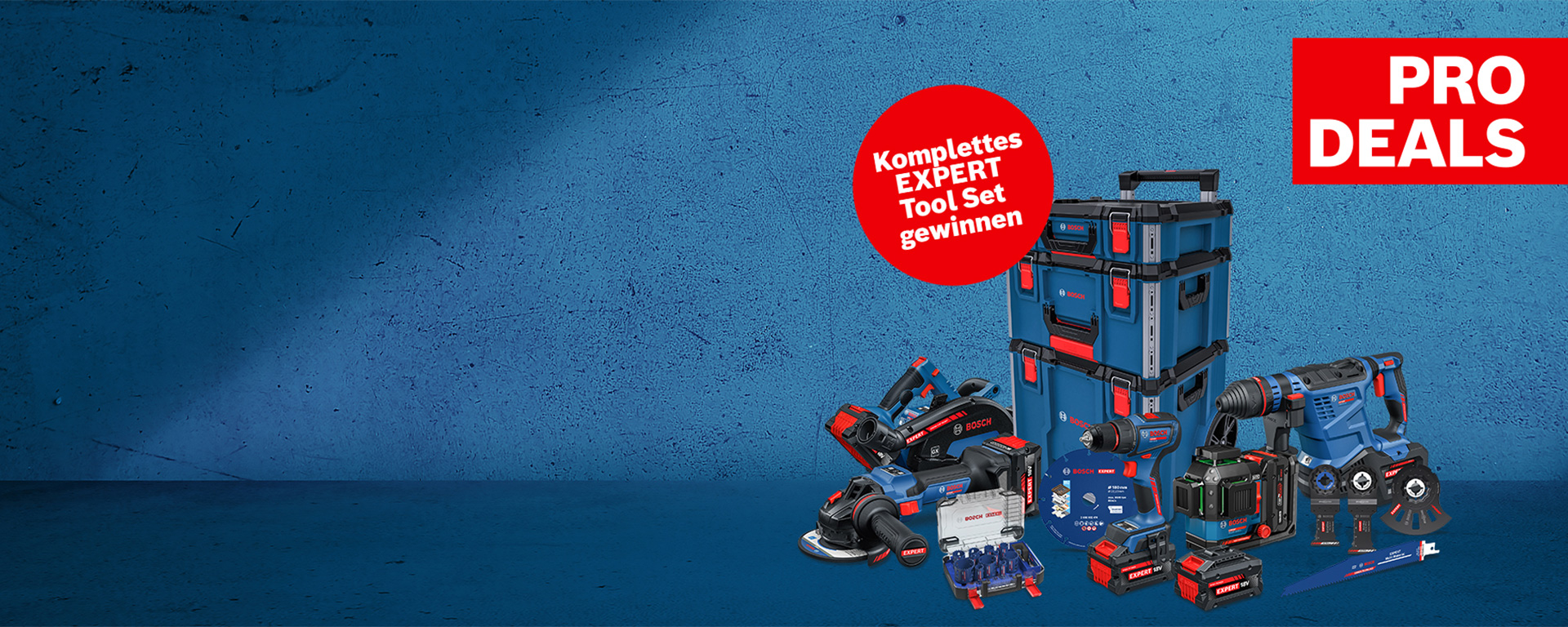 Ein Arrangement von Bosch Professional Werkzeugen auf einem blauen Hintergrund, darunter Akkugeräte und Koffer. Eine rote Blase mit Text kündigt ein Gewinnspiel an.