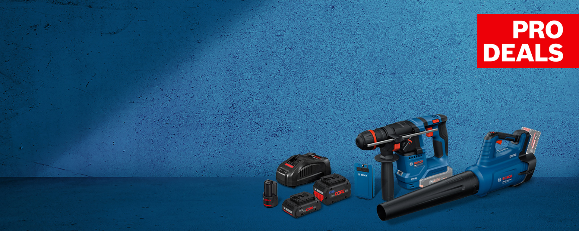 Un set di strumenti a batteria Bosch Professional blu con una batteria, un trapano e un soffiatore su uno sfondo blu.