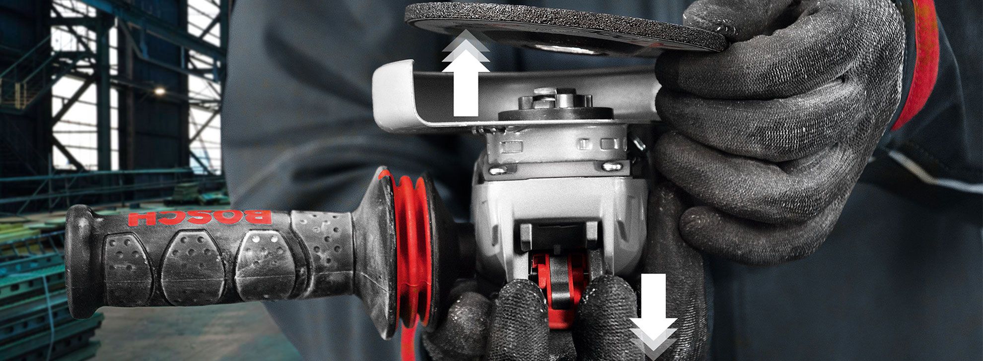 ידיים מחזיקות מכונת בוש מקצועית עם ידית אדומה.