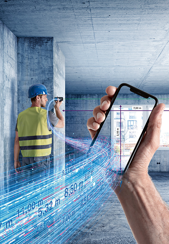 Будівельник вимірює за допомогою смартфона на будівельному майданчику.