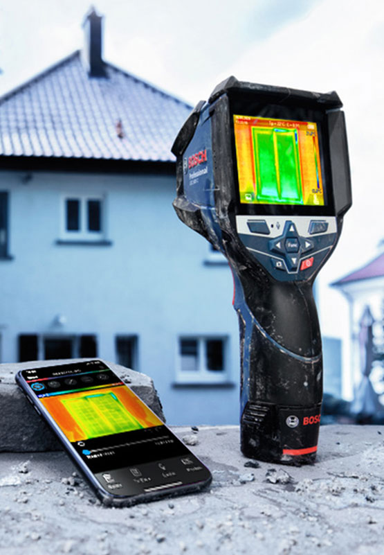 Bosch Professional termografski uređaj stoji pored pametnog telefona.