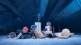 Bosch Professional gereedschappen gerangschikt op houten platen en metalen buizen.