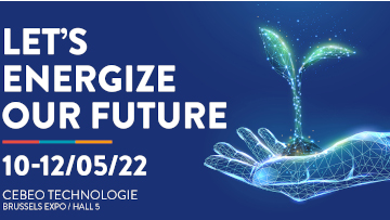 Een gestileerd handsymbool met een jonge plant erop, blauwe achtergrond.