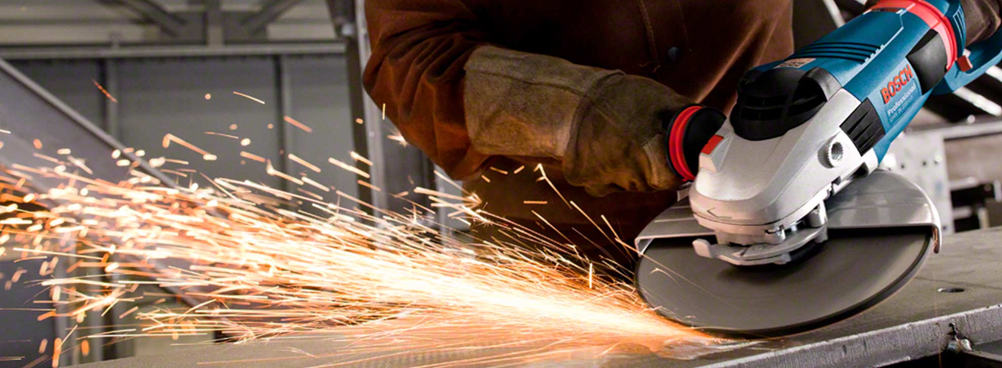 En Bosch Professional vinkelsliber skærer metal, gnister sprøjter.