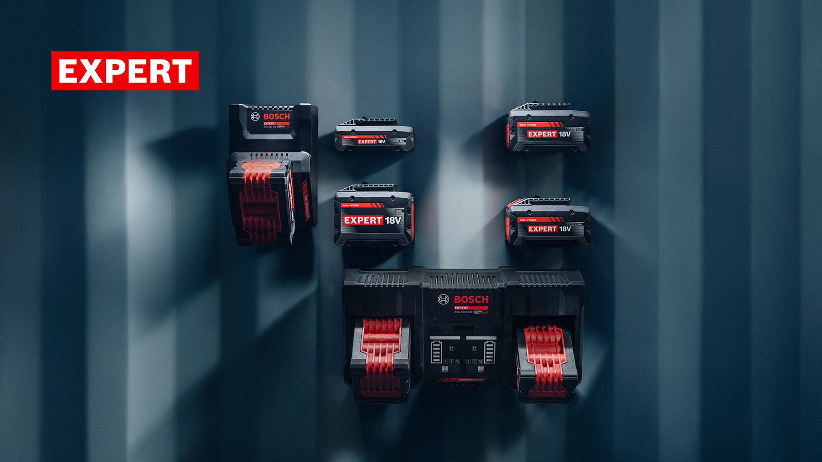 Una pared con varias baterías Bosch en negro y rojo, ordenadamente dispuestas en una habitación moderna.