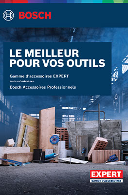 Un catalogue Bosch Professional est posé sur une table, entouré de divers accessoires d'outils et de blocs de bois.