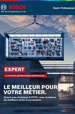 Un grand conteneur avec des outils Bosch Professional flotte au-dessus d'un chantier, entouré de béton.