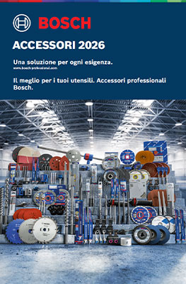 Una gamma colorata di accessori per strumenti Bosch Professional è disposta su uno scaffale. Oggetti come lame di sega, punte e abrasivi dominano l'immagine. I colori variano tra blu, rosso e argento, il tutto su uno sfondo neutro in una stanza ben illuminata.