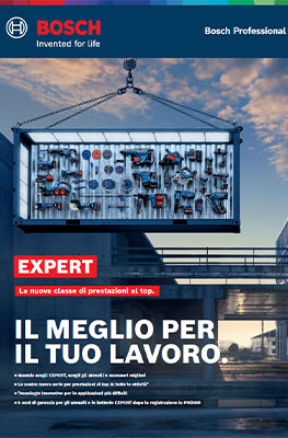 Un grande scaffale per attrezzi Bosch Professional mostra numerosi strumenti e accessori di diverse dimensioni e colori. Lo scaffale è appeso a una struttura in acciaio davanti a un cielo blu. La scritta "EXPERT" è ben visibile in rosso, mentre sotto c'è scritto "IL MEGLIO PER IL TUO LAVORO" in bianco.