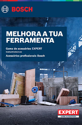 Um catálogo de ferramentas Bosch Professional mostra vários acessórios em paletes de madeira em uma oficina.