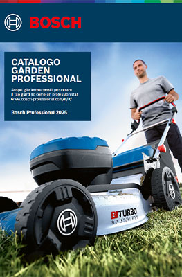 Un tosaerba a batteria Bosch Professional è posato su erba verde. Sullo sfondo, un uomo con una maglietta grigia sta tagliando l'erba.