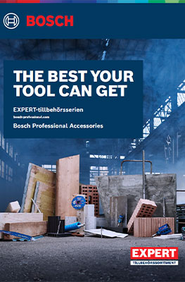 Omslaget visar en Bosch Professional tillbehörsserie med sloganen "THE BEST YOUR TOOL CAN GET" i vitt på blå bakgrund. I bakgrunden finns byggverktyg och material som tegelstenar, trä och metalldelar placerade på en industriell golv. Stilen är modern och hantverksmässig, med fokus på professionalism och kvalitet.