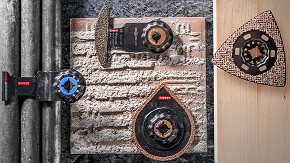 Tři nástroje Bosch Expert na hrubém povrchu s trubkami.