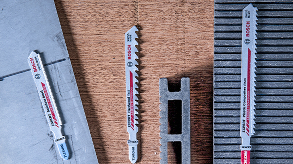 Trois lames de scie Bosch Professional disposées sur une surface en bois.