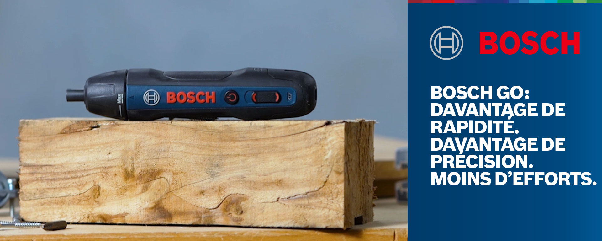Un outil noir Bosch Professional est posé sur un bloc de bois.