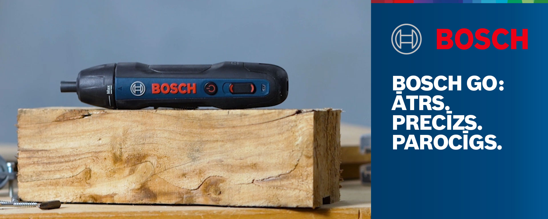 Bosch Professional akumulatora skrūvgriezis atrodas uz koka bloka.