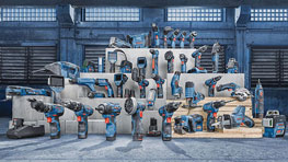 Διάφορα εργαλεία Bosch Professional σε μπλε και μαύρα χρώματα, τακτοποιημένα.