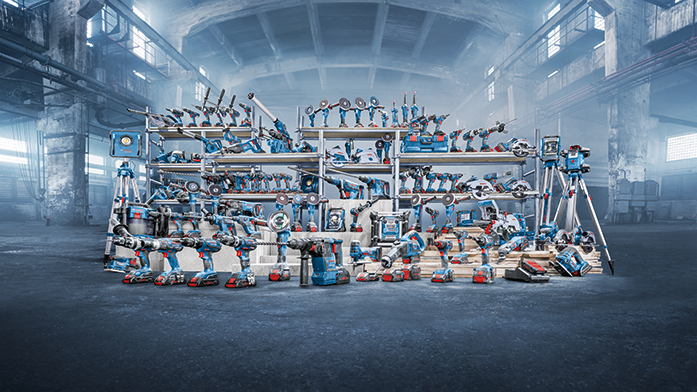 Olika Bosch Professional verktyg på hyllor i en verkstad.