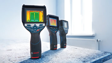 Drie Bosch Professional warmtebeeldcamera's staan op een tafel.