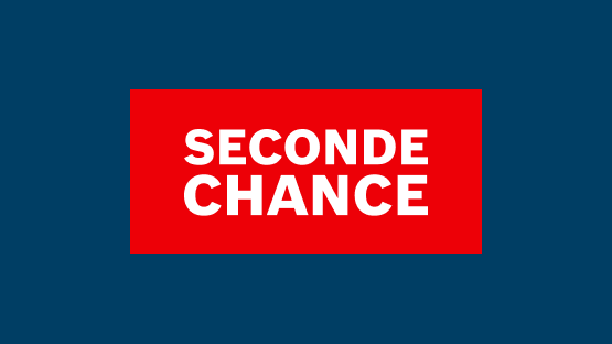 Un rectangle rouge avec le texte blanc "SECONDE CHANCE" sur un fond bleu foncé.