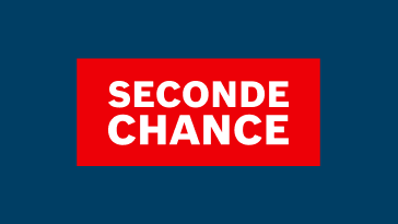 Logo avec un fond rouge et un texte blanc 'SECONDE CHANCE' sur un fond bleu.