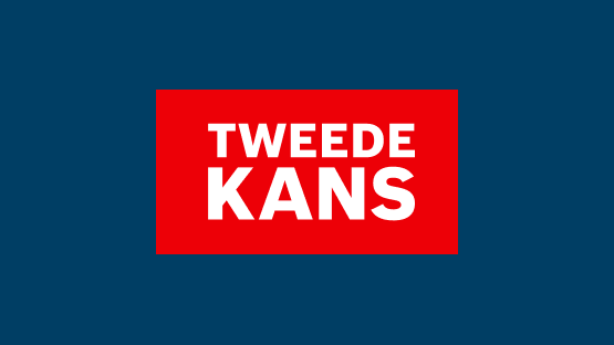 Logo met rode achtergrond en witte tekst "TWEED KANS" in markante lettertype.