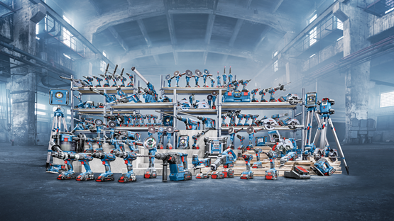 Różne narzędzia Bosch Professional na półkach w warsztacie.