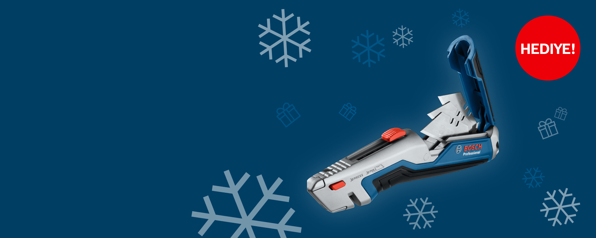 Mavi arka planda kırmızı düğmeli gümüş bir zanaat bıçağı, kar taneleri ve hediyelerle çevrili.