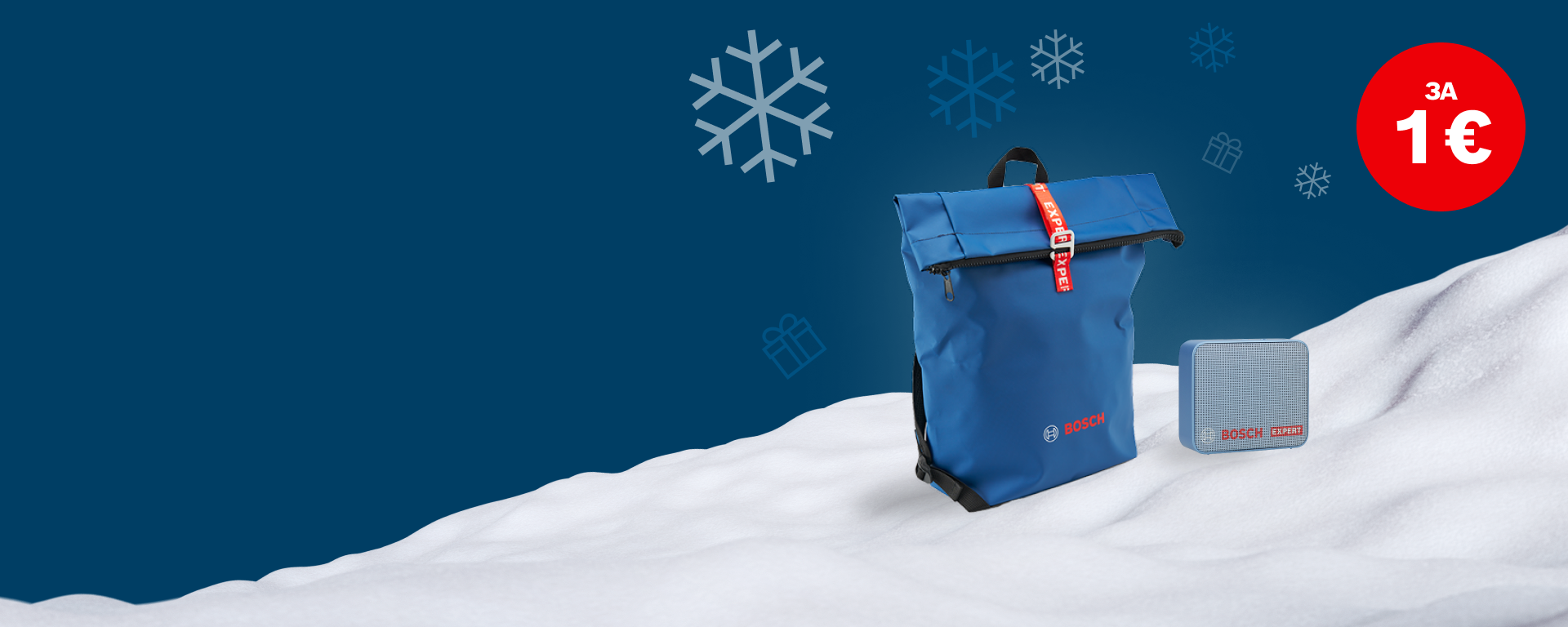 Син ранец и говорител на снежна повърхност, с зимен фон.