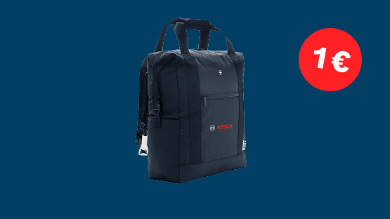 Un sac à dos noir Bosch Professional se tient sur un fond bleu, avec une étiquette de prix rouge de 1€.