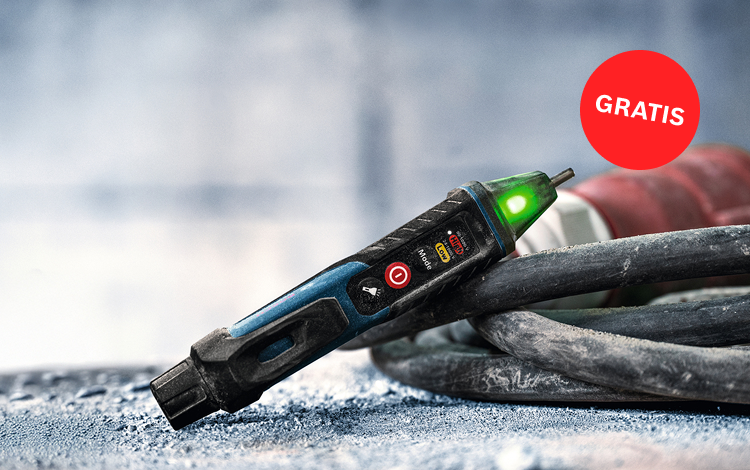 Een Bosch Professional spanningsmeter ligt op een grijze ondergrond, omringd door kabels. De tester heeft een groene LED-display en verschillende controlelampjes.