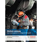 Bosch Professional Mitarbeiter arbeitet mit Werkzeug in einer Maschinenhalle.